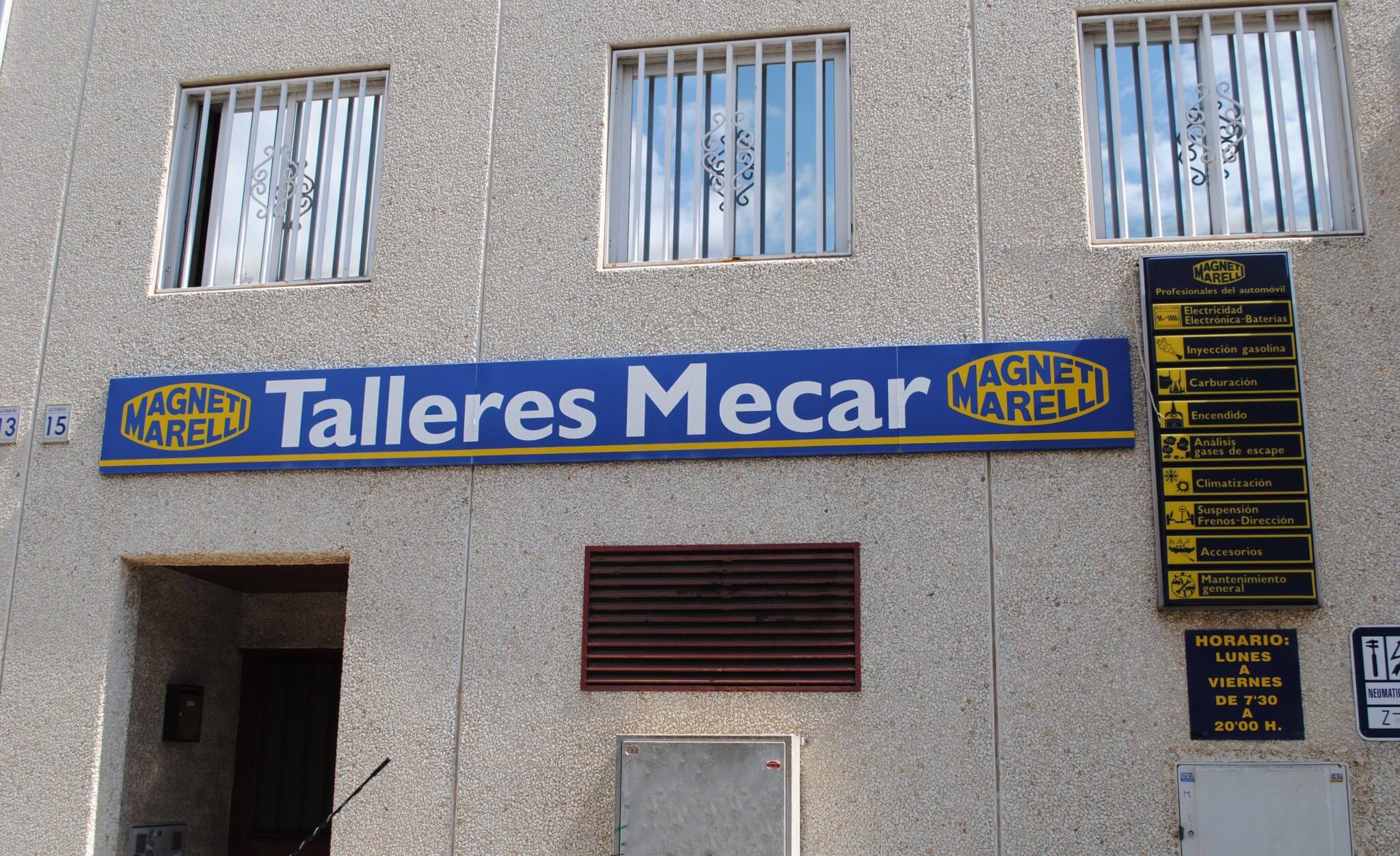 Puerta de entrada a las oficinas de Talleres Mecar